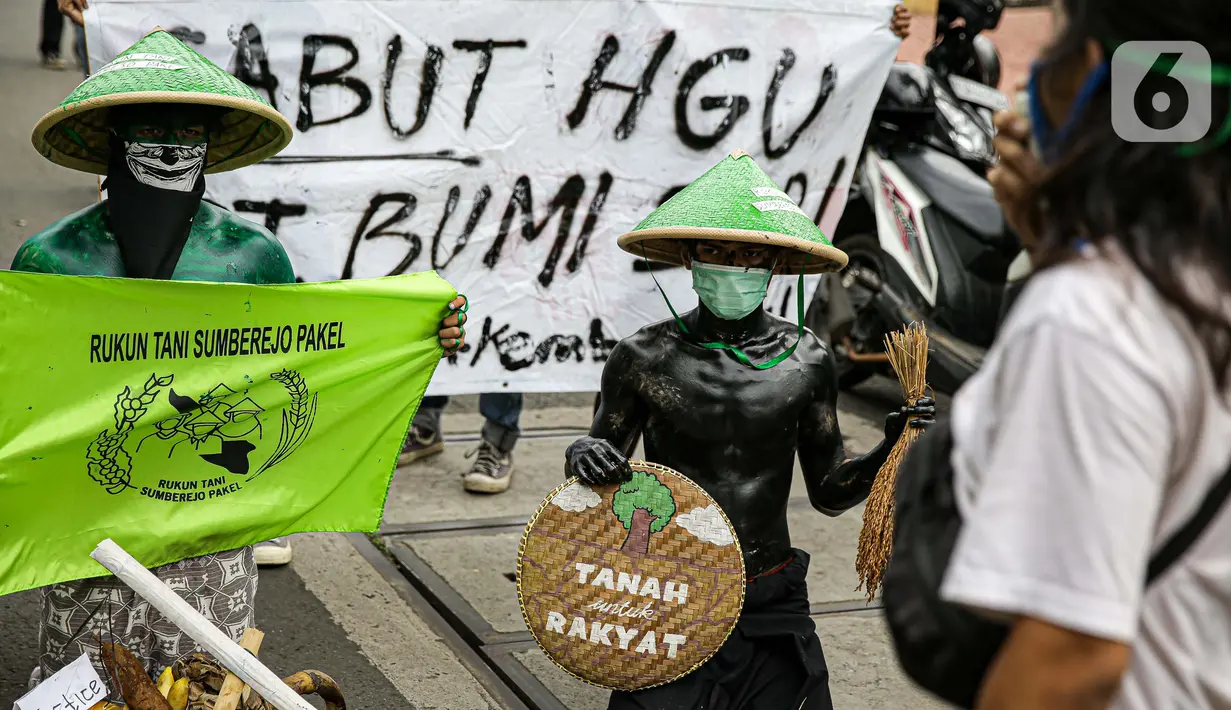 Sejumlah massa yang tergabung dalam Rukun Tani Sumberejo Pakel melakukan aksi di depan Mabes Polri, Jakarta, Kamis (17/6/2021). Massa juga meminta penghentian kriminalisasi yang dialami oleh dua petani Pakel. (Liputan6.com/Faizal Fanani)
