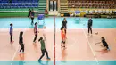 Sejumlah pemain tim Indonesia All Star melakukan latihan jelang laga Fun Volleyball 2024 melawan Red Sparks di GOR Bulungan, Jakarta Selatan, Jumat (19/04/2024). (Bola.com/Bagaskara Lazuardi)