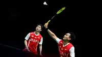 Ganda putra bulu tangkis Indonesia Mohammad Ahsan (kanan) dan Kevin Sanjaya Sukamuljo mengembalikan kok ke arah lawannya pasangan India Satwiksairaj Rankireddy dan Chirag Shetty pada final putra turnamen bulu tangkis Piala Thomas 2022 di Impact Arena, Bangkok, Thailand, Minggu (15/5/2022). Ahsan/Kevin harus mengakui keunggulan pasangan India 21-18, 21-23, 19-21. (Manan VATSYAYANA / AFP)