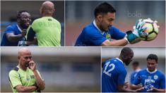 Berikut ini empat momen lucu yang terjadi saat latihan Persib Bandung jelang laga Liga 1 Indonesia 2017 melawan Persija Jakarta. (Bola.com/Vitalis Yogi Trisna)