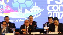 Ketua Umum PSSI, Edy Rahmayadi (tengah) menyampaikan pandangan saat Kongres PSSI 2017 di Bandung, Minggu (8/1). Salah satu yang dibahas adalah pencabutan hukuman kepada klub atau individu anggota PSSI. (Liputan6.com/Helmi Fithriansyah)