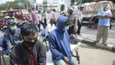Pengendara yang terjaring razia masker antre untuk didata di Jalan Panjang, Kedoya, Jakarta Barat, Senin (2812/2020). Pengendara yang tidak mengenakan masker langsung menjalani rapid test antigen gratis untuk mencegah penularan COVID-19. (merdeka.com/Dwi Narwoko)