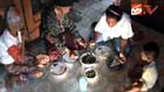 Sebuah keluarga di Bekasi, Jabar, yang hidup dalam kemiskinan menjadikan keong, rumput, dan singkong, sebagai makanan mereka sehari-sehari.