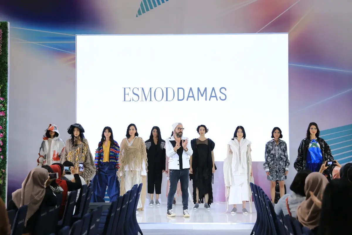 Parade Busana Street Style Bertemakan Urban Sport dari ESMOD Jakarta di Fimela Fest 2018