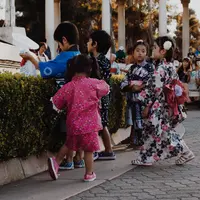 Orangtua Jepang menekankan pola asuh anak yang mandiri. (unsplash.com/@acfromspace)