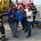 Evakuasi jenazah ABK yang terjebak di bunker kapal, pelabuhan Buton, Kabupaten Siak. (Liputan6.com/M Syukur)
