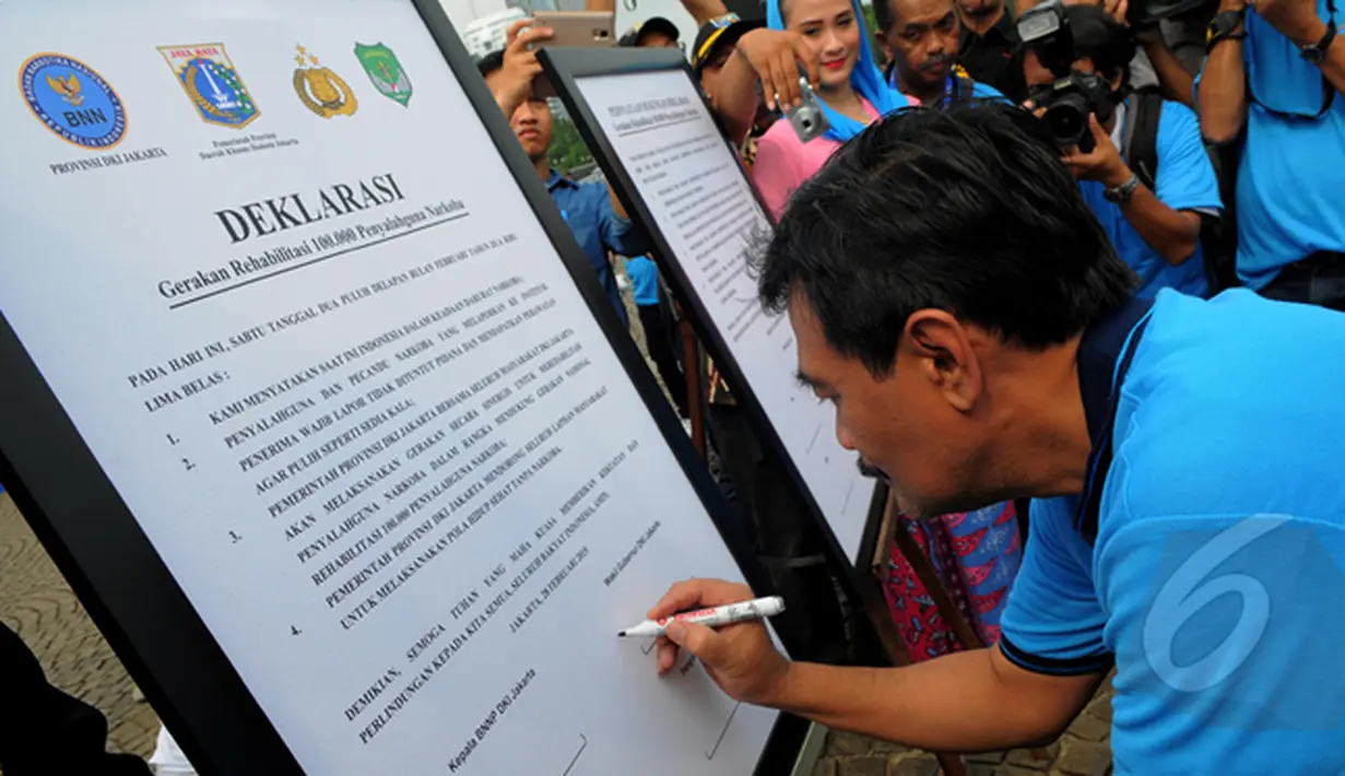 Wakil Gubernur DKI Jakarta, Djarot Syaiful Hidayat menandatangani deklarasi Gerakan Wajib Lapor Bagi 100.000 pecandu narkoba di Monas, Jakarta, Sabtu,(28/2/2015). (Liputan6.com/Faisal R Syam)