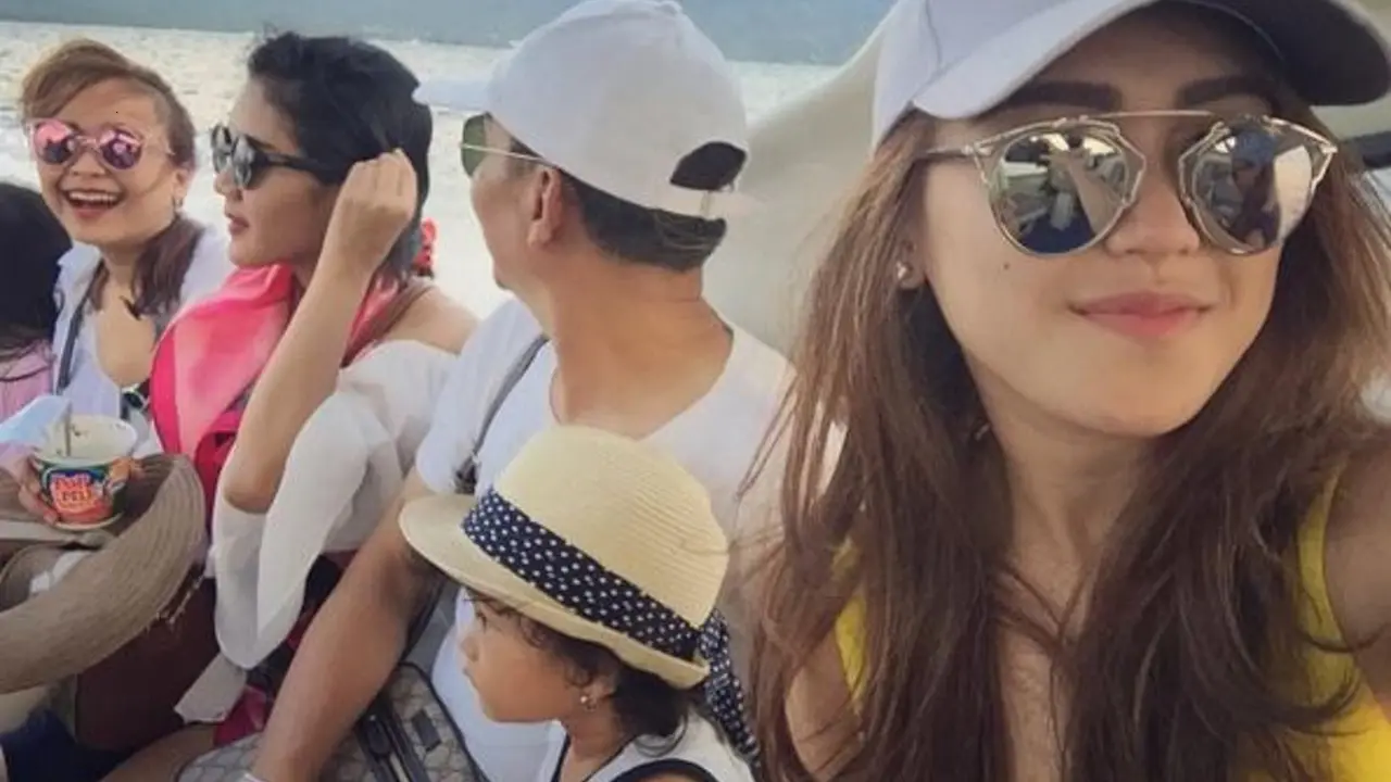 Ayu Ting Ting bersama keluarga
