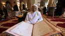 Seorang pria membaca Al-Quran selama bulan Ramadan di Masjid Agung Sanaa, Yaman, Minggu (26/4/2020). Kaligrafi dan dekorasi merupakan kekhasan Masjid Agung Sanaa. (Mohammed HUWAIS/AFP)