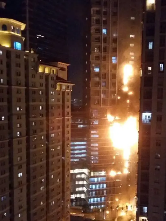 Kebakaran melanda hampir seluruh lantai di Gedung Neo Soho, Jakarta Barat, Rabu (9/11). (Istimewa)