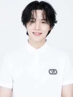 Suga BTS jadi brand ambassador Valentino. [@agustd]