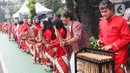 Parade kebudayaan PDIP ini diikuti dengan defile kebudayaan. Ada Tim Bhineka Tunggal Ika yang memakai baju adat. Ada pakaian adat Betawi, Jawa, Batak, dan lain-lain. (Liputan6.com/Herman Zakharia)