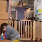 Pasangan di Jepang mencoba cara unik agar anaknya tak menangis saat ditinggal ibunya (Dok.YouTube/Daily Fun)