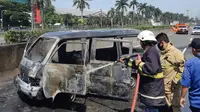 Sebuah mobil Suzuki Carry terbakar di Tol Jakarta-Merak. (Foto: Istimewa)
