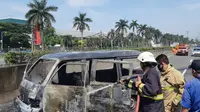 Sebuah mobil Suzuki Carry terbakar di Tol Jakarta-Merak. (Foto: Istimewa)