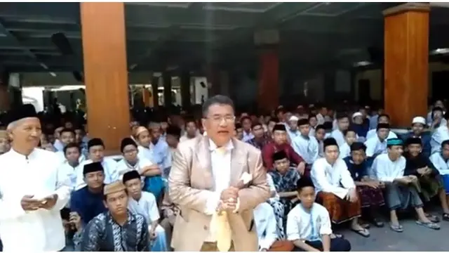 6 Momen Hotman Paris Melayat Gus Sholah, Duduk Manis di Belakang Jamaah