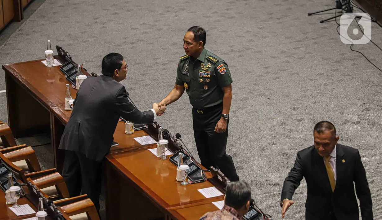 Panglima TNI tepilih Jenderal TNI Agus Subiyanto (kanan) berjabat tangan dengan sejumlah anggota DPR usai sidang paripurna di Kompleks Parlemen, Jakarta, Selasa (21/11/2023). (Liputan6.com/Faizal Fanani)