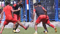 Gelandang Arema, Hanif Sjahbandi coba melewati beberapa pemain dalam sesi latihan. (Iwan Setiawan/Bola.com)