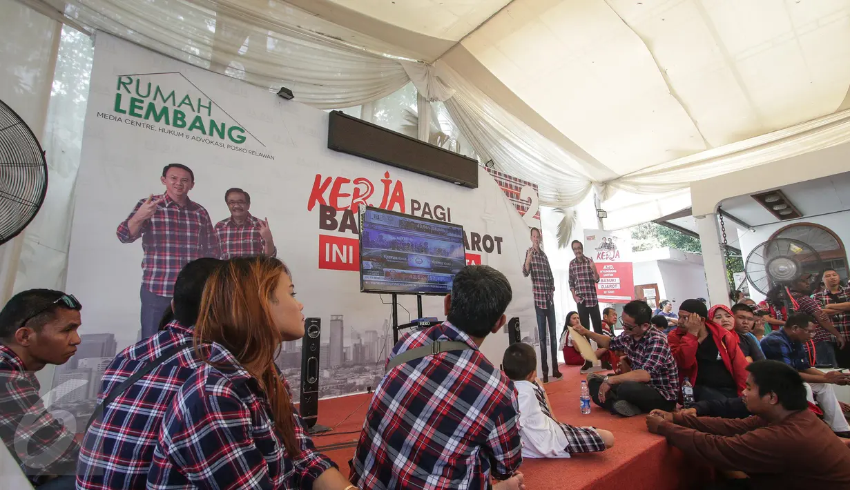 Suasana para pendukung paslon nomor 2 untuk nonton bareng Quick Count di Rumah Lembang, Jakarta, Rabu (19/4). (Liputan6.com/Faizal Fanani)