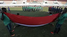 Yanto Basna, Teja Paku Alam, Abdurahman, dan Dendi Sulistyawan mememgang bendera saat upacara memperingati HUT RI ke-71 di Stadion Pakansari, Bogor, Rabu (17/82016). (Bola.com/Nicklas Hanoatubun)