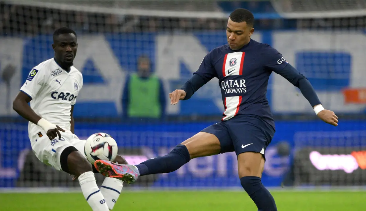 Pemain PSG, Kylian Mbappe berusaha memberikan umpan pada laga lanjutan Liga Prancis 2022/2023 melawan Marseille yang berlangsung di Velodrome Stadium, Jakarta, Senin (27/02/2023) dini hari WIB. Les Parisiens menang dengan skor 3-0.