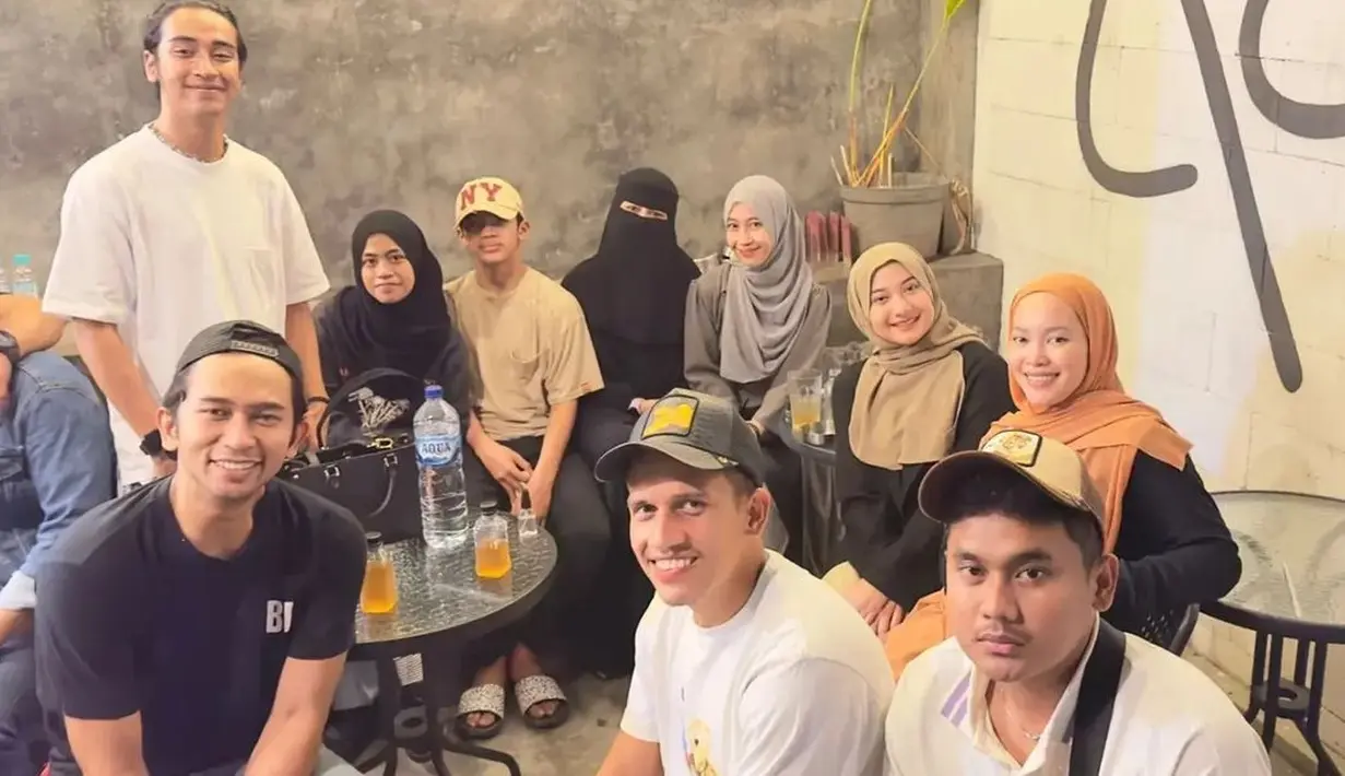 "Saya bilang kalau memang benar-benar serius sama anak saya, ya dekati. Kenalkan dengan orangtua. Ya alhamdulillah, kami kedua belah pihak orangtua sudah ketemu. Bismillah menuju halal. InsyaAllah ibu mendukung nanti," ujar Umi Pipik. [Instagram/adiba.knza/_ummi_pipik_]