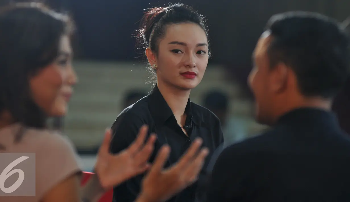 Pedangdut Zaskia Gotik menghadiri Talk Show Tv Parlemen di Lobi Nusantara IV Parlemen, Jakarta, Kamis (31/3). Koordinator Wartawan Parlemen kecam Pelecehan Lambang Negara yang dilakukan Zaskia Gotik di sebuah acara televisi. (Liputan6.com/Johan Tallo)
