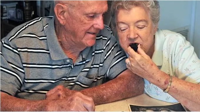 Rayakan Anniversary, Pasangan ini Makan Kue Berusia 61 tahun