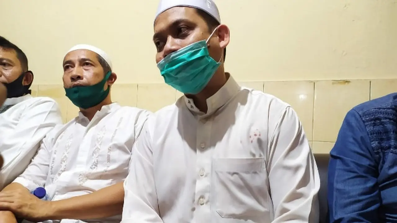 Imam Masjid Al Falah Pekanbaru, Yazid Umar Nasution (pakai masker hijau) di Polsek Pekanbaru Kota.