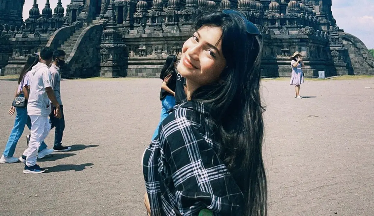 Selain pemandangan sekitar yang menjadi latar Ratu Sofya berfoto bikin kagum, senyuman pemeran Lili di sinetron Dari Jendela SMP yang tak kalah cantik ini juga curi perhatian. Pamer senyum kelihatan gigi atau tidak, artis keturunan Aceh ini tetap menawan dan bikin pangling karena senyuman khasnya. (Liputan6.com/IG/@ratusfy_)