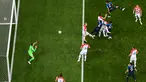 Pemain depan Kroasia Mario Mandzukic (kanan atas) menyundul bola dan mencetak gol bunuh diri setelah tendangan bebas pemain Prancis Antoine Griezmann pada pertandingan final Piala Dunia 2018 di Stadion Luzhniki Moskow, (15/7). (AFP PHOTO / Gabriel Bouys)