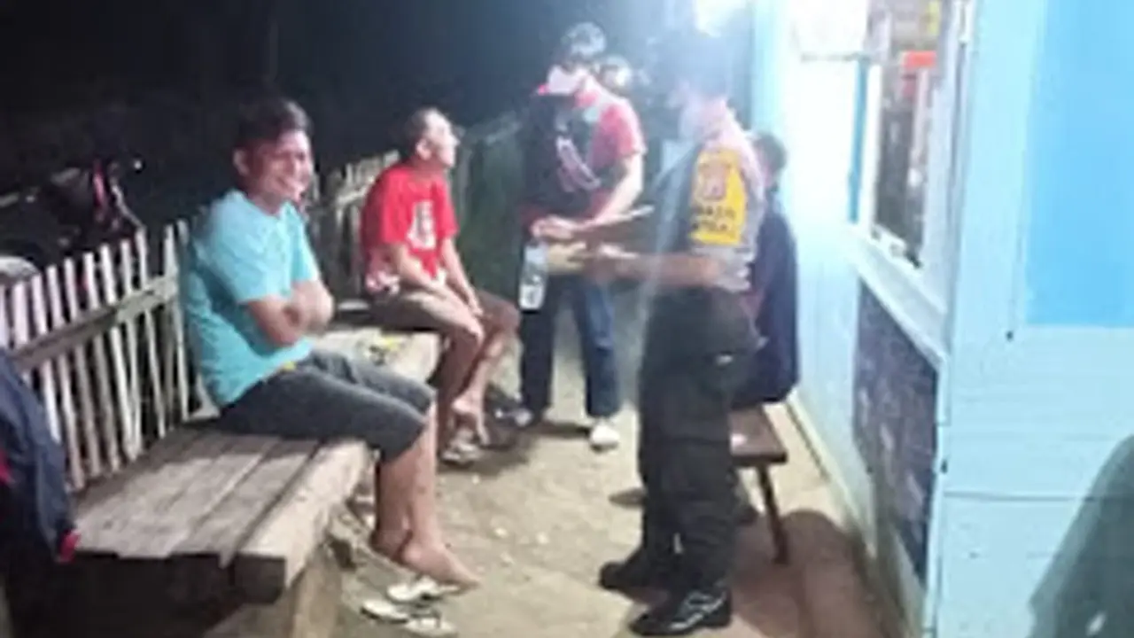Aparat Polres Minahasa Selatan saat menggelar razia minuman keras.