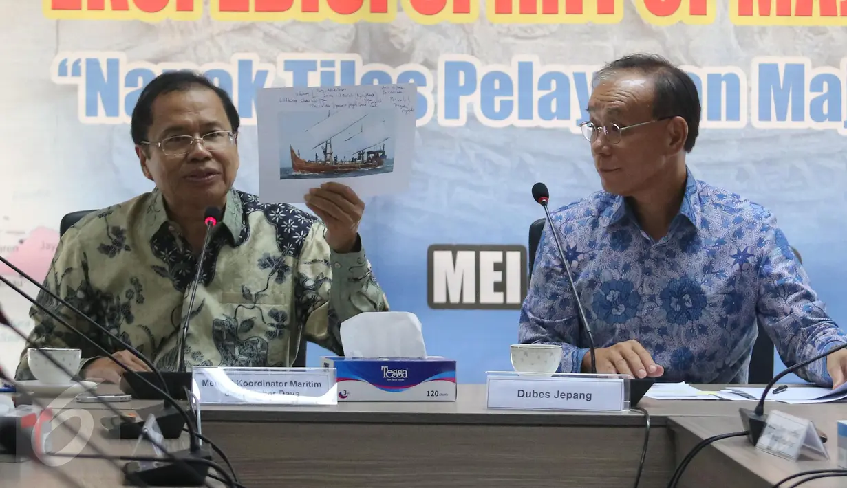 Menteri Koordinator Bidang Maritim dan Sumber Daya Rizal Ramli  (kiri) bersama kedubes Jepang untuk Indonesia Yasuaki Tanizaki saat Launching Ekspedisi Spirit of Majapahit' di Jakarta, Senin (2/5). (Liputan6.com/Angga Yuniar)