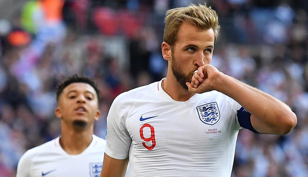 Striker Inggris, Harry Kane, merayakan gol yang dicetaknya ke gawang Bulgaria pada laga Kualifikasi Piala Eropa 2020 di Stadion Wembley, London, Sabtu (7/9). Inggris menang 4-0 atas Bulgaria. (AFP/Ben Stansall)