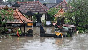 Sebuah kuil Hindu terendam banjir akibat hujan deras di Denpasar, Bali, pada Rabu 10 September 2025. (SONNY TUMBELAKA/AFP)