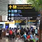Ratusan penerbangan di Bandara Soetta terdampak dari ribuan massa simpatisan yang hendak menyambut kepulangan Rizieq Shihab. (Liputan6.com/Pramita Tristiawati)