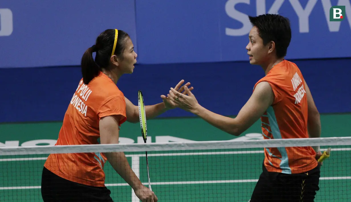 Ganda Indonesia, Greysia Polii / Apriyani Rahayu, saat melawan ganda Thailand, Chayanit Chaladchalam / Phataimas Muenwong pada final SEA Games 2019 di Muntinlupa Sports Complex, Manila, Senin (9/12). Pasangan Indonesia menang 21-3 dan 21-8. (Bola.com/M Iqbal Ichsan)