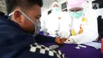 Petugas medis Gugus Tugas Kabupaten Bogor melakukan swab test dan rapid test kepada pedagang Pasar Cileungsi, Kabupaten Bogor, Jawa Barat, Selasa (16/6/2020). Para pedagang dengan sukarela ikut serta menjalani rapid test dan swab test. (merdeka.com/Imam Buhori)