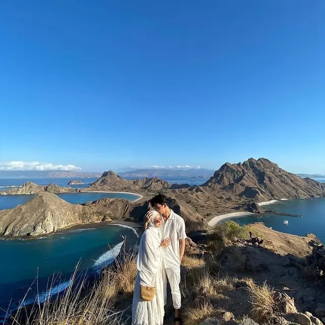 6 Potret Bulan Madu Dinda Hauw dan Rey Mbayang di Labuan Bajo, Romantis
