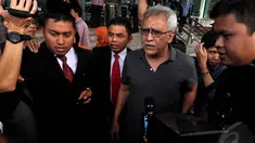 Musisi legendaris, Iwan Fals menyambangi gedung KPK, Jakarta, Senin (29/12/2014). (Liputan6.com/Miftahul Hayat)
