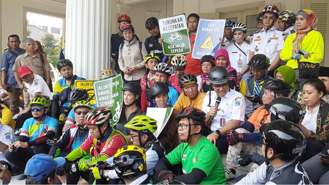 Anies Baswedan bersama komunitas sepeda.