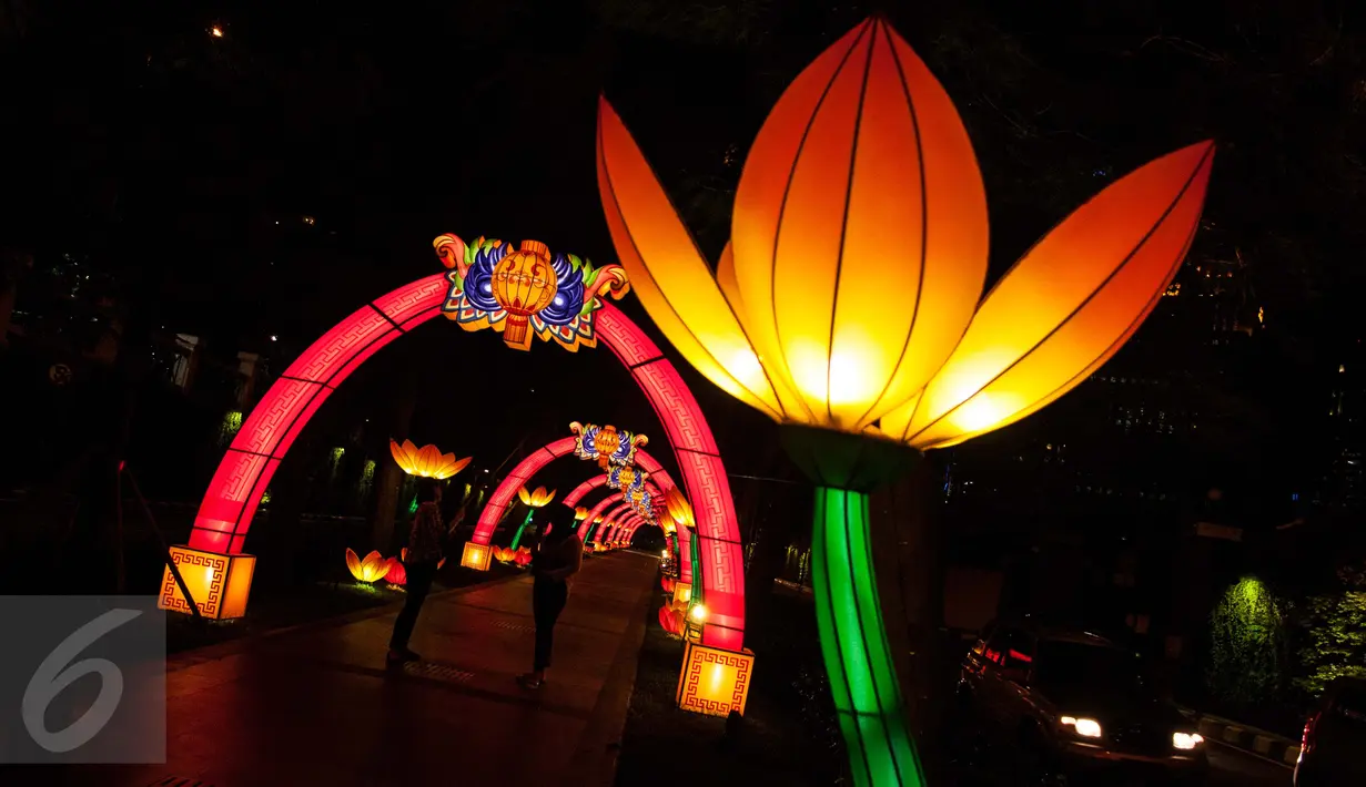 Sejumlah lampion terpasang di kawasan Sudirman Central Business District (SCBD), Jakarta, Kamis (26/1). Pemasangan lampion ini dalam rangka menyambut perayaan Imlek 2017. (Liputan6.com/Gempur M Surya)
