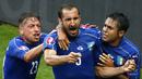 Pemain Italia, Giorgio Chiellini (tengah) merayakan golnya ke gawang Spanyol pada babak 16 besar Piala Eropa 2016 di Stade de France, St. Denis, Prancis, Senin (27/6/2016). (EPA/Ian Langsdon)