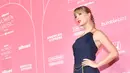 Taylor Swift berpose saat tiba menghadiri Billboard Women In Music 2019 yang digelar oleh YouTube Music di Los Angeles, California (12/12/2019). Di acara ini Taylor Swift mendapat penghargaan "Woman of the Decade Award". (Emma McIntyre/Getty Images for Billboard/AFP)