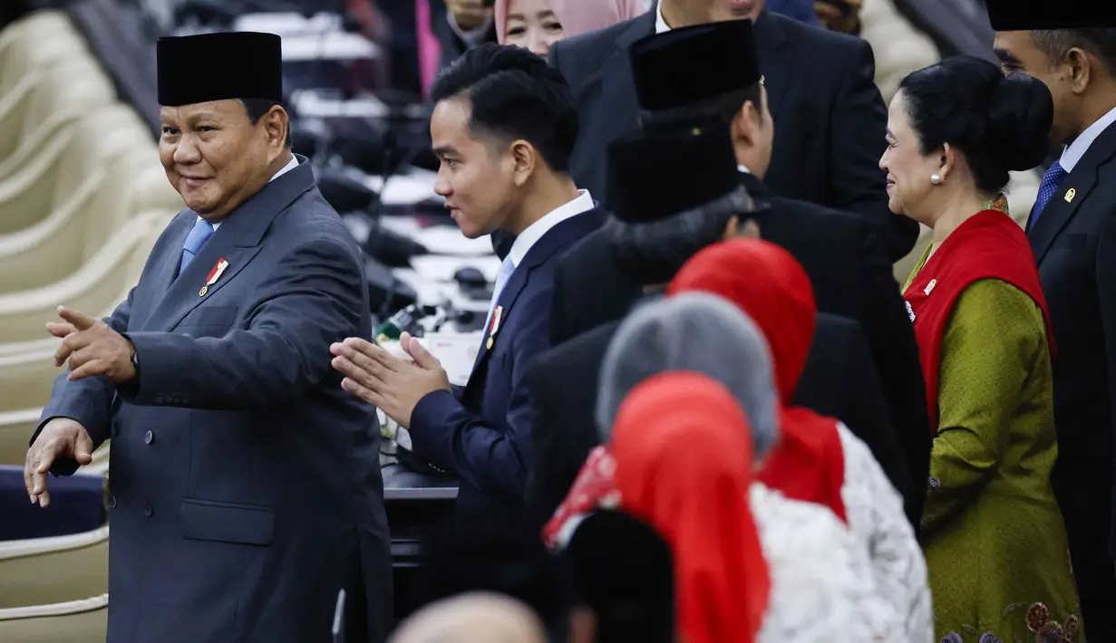 Prabowo Subianto hadir didampingi Wakil Presiden Republik Indonesia Gibran Rakabuming Raka. (Ajeng Dinar Ulfiana/POOL/AFP)
