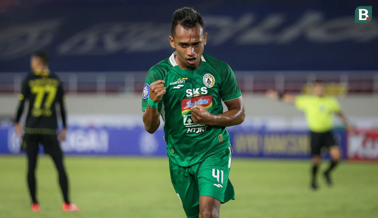 Irfan Jaya. Gelandang berusia 25 tahun ini adalah pemain andalan PSS Sleman di BRI Liga 1. Pemain kelahiran Bantaeng, Sulawesi Selatan ini telah mencetak 6 gol dan 3 assist dari total 10 laga. (Bola.com/Bagaskara Lazuardi)