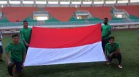 Sejumlah pemain timnas senior melakukan upacara bendera HUT RI ke-71 pada Rabu (17/8/2016) pagi tadi di Stadion Pakansari, Bogor. (Twitter PSSI)
