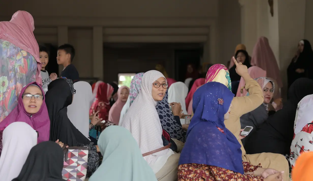 "Tadi mbak Dian enggak ada, adanya adiknya Mba Dina. Saya belum ketemu, saya baru ketemu adiknya mba Dina, bingung kan karena sama-sama pake cadar," kata Ustazah Lulung di Pulo Gebang, Jakarta Timur. (Nurwahyunan/Bintang.com)