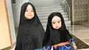 Kedua anak dari Oki Setiana Dewi tampak begitu menggemaskan saat mereka mengenakan hijab. (Foto: instagram.com/khadeejah_faatimah_abdullah)