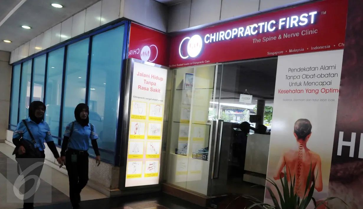 Suasana di depan Klinik Chiropractic First, Pondok Indah, Jakarta, Kamis(7/1/2016). Klinik tersebut tutup setelah ada laporan dari keluarga korban tentang malapraktik yang dilakukan Klinik Chiropractic First (Liputan6.com/Helmi Afandi)